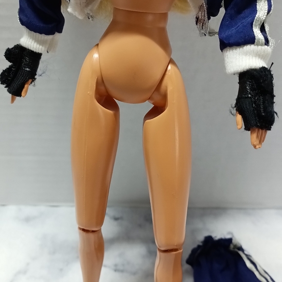 Barbie doll with the jumpsuit gloves and sneakers articulating vintage 1993 - Picture 6 of 9